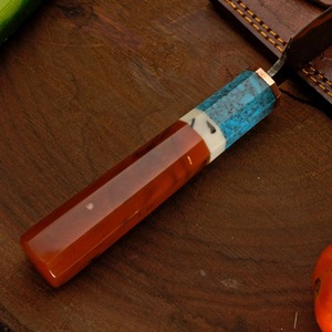 Couteau en acier Damas forgé à la main avec manche en résine, étui en cuir, finition satinée, ambidextre, style artisanal - Product Image 2