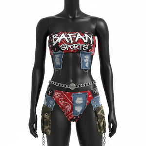 Conjunto de bikini de poli spandex de alta calidad con estampado paisley rojo y negro, paneles laterales de mezclilla rasgada con estampado de camuflaje y logo termoadhesivo para mujer. - Product Image 1