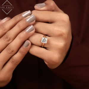 Anillo de Diamantes Solitario de Lujo con Perfil Lateral en Oro Amarillo, Anillo de Compromiso con Diseño de Tallo Dividido para Mujer, Regalo Nupcial - Product Image 4