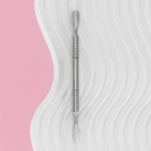 Pousse-cuticules professionnel de qualité supérieure en acier inoxydable à double extrémité, réutilisable, avec couteau à cuticules et grattoir angulaire - Product Image 1