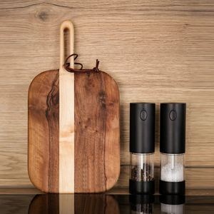 Superbe planche à découper en bois de noyer, présentant un design rayé contrastant en bois clair et foncé avec une poignée intégrée. - Product Image 2