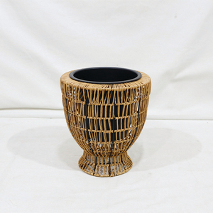 Pot de fleurs en plastique avec pot intérieur noir, design rustique, conteneur pour plantes d'intérieur, motif de tissage circulaire - Product Image 4