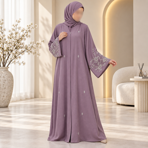 Abaya morada plisada con delicado bordado floral en las mangas |   Vestido Musulmán Modesto de Longitud Completa para Uso Diario y en Ocasiones Especiales - Product Image 2