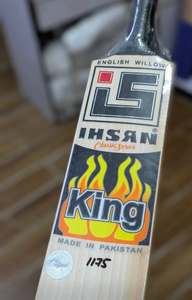 Bate de críquet Ihsan Sports King de madera de sauce inglés, duradero y ligero, con funda protectora de burbujas y lámina de agarre extra incluida. - Product Image 3