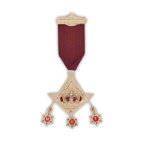 Medalla de Pecho Personalizada del Grado Maestro de la Francmasonería, con Corona Chapada en Oro y Cinta Granate - Product Image 1