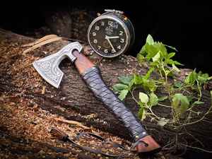 Hacha Tomahawk Hecha a Mano de Acero al Carbono, Hacha Vikinga Asghard, Hacha de Supervivencia para Acampar y Cazar al Aire Libre, con Mango de Madera y Funda - Product Image 4