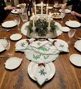 Ensemble de sets de table et de serviettes de Noël brodés sur mesure, 100% lin, sets de table ronds avec motif de houx, lavables en machine, décoration de la maison - Product Image 4