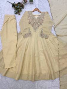 Costume Anarkali en coton beige pour femmes avec col brodé, longueur au sol, coupe ample, tenue traditionnelle indienne pour mariage - Product Image 3
