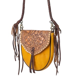 Sac bandoulière en cuir suédé artisanal bohème d'automne personnalisable écologique avec pompon cousu pour femmes - Product Image 1