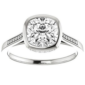 Bague de Fiançailles, de Mariage ou de Promesse de Luxe en Argent Sterling 925 avec Moissanite Taille Coussin et Sertissage Clos, Cadeau pour Elle - Product Image 1