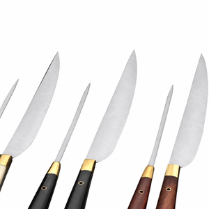 Juego de Seis Cuchillos para Trinchar Carne con Hojas Plateadas, Mangos Negros y Marrones Naturales, y Embellecedores Dorados para Preparación de Alimentos en la Cocina - Product Image 2