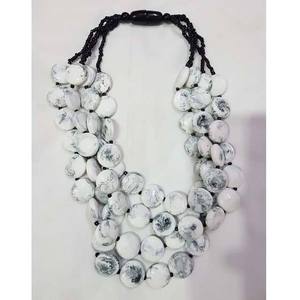 Collier élégant en perles de résine, bijou de mode stylé, cadeau idéal pour elle, aux couleurs vibrantes et au design moderne - Product Image 2