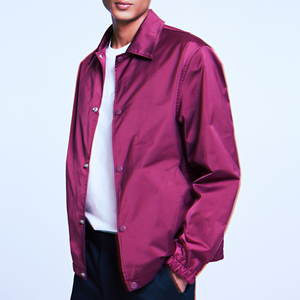 เสื้อแจ็คเก็ตบอมเบอร์กันลมปักโลโก้สีสันสดใสสำหรับผู้ชาย ไซส์ใหญ่ ผลิตจากโพลีเอสเตอร์ 100% กันน้ำ เสื้อแจ็คเก็ตบอมเบอร์ผ้าไหมสำหรับผู้ชาย - Product Image 6