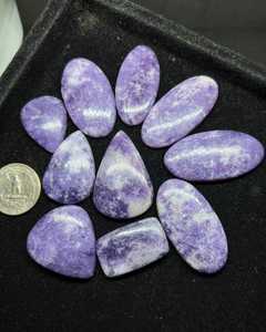 Lapidolite naturelle lisse de couleurs mélangées, cabochon fait main, pierre précieuse en vrac aux vertus curatives étonnantes, formes variées, certifiée par une tierce partie N - Product Image 3