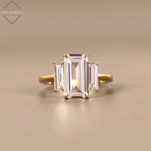 Anillo de Diamantes de Lujo con Corte Esmeralda y Tres Piedras, Oro Amarillo con Piedras Laterales en Baguette, Joyería de Compromiso, Regalo - Product Image 1