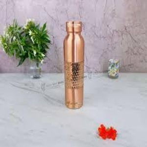 Botella de cobre para uso doméstico en aldeas, solución tradicional de almacenamiento de agua para la hidratación diaria y uso en la cocina. - Product Image 2