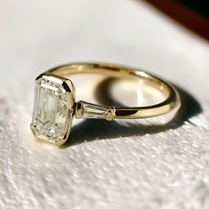 แหวนเพชรทรงเอเมอรัลด์ 3 กะรัต ประดับเพชรสามเม็ด ทอง 14K ฝังแบบครึ่งขอบ แหวนสัญญา สำหรับทั้งชายและหญิง ทำด้วยมือ รับรองโดย IGI - Product Image 4