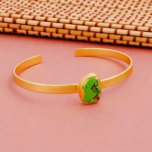 Brazalete Ajustable Unisex de Jade Verde Mohave con Baño de Oro y Bisel Geométrico Moderno - Product Image 4