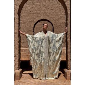 Kaftan deux pièces surdimensionné à col en V, en soie irisée, pièce maîtresse ornée de perles sur le devant. - Product Image 1