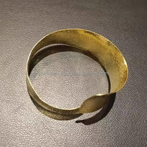 Brazalete de Latón Hecho a Mano con Diseño Regal Radiance que Ofrece Comodidad Ajustable y un Estilo de Lujo Duradero - Product Image 1