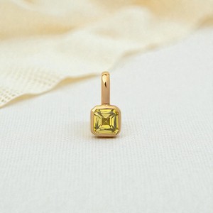 Colgante de Peridoto Cuadrado de 6mm con Engaste de Cuarzo - Dijes de Plata 925 con Piedra de Nacimiento para Fabricación de Joyas al por Mayor - Product Image 1