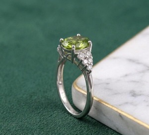 แหวนค็อกเทลเพอริดอทดีไซน์รูปไข่ทรงธรรมชาติจาก Mehrajuddin Gems ประจำเดือนสิงหาคม ประดับด้วยเงินแท้ 925 ตัวเรือนแบบ Prong Set ได้รับการรับรองจากคริสเตียน - Product Image 3
