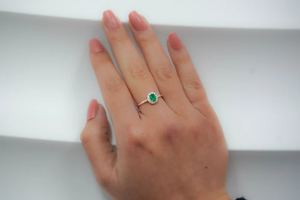 Anillo de Compromiso para Mujer con Corte Esmeralda, Piedra Natural con Engaste Pavé, Chapado en Oro de 9K, Estilo Clásico, Piedra de Nacimiento de Mayo - Product Image 3