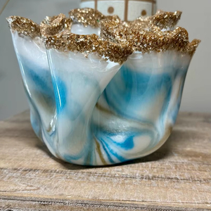 แจกันเรซิ่นสีขาวพร้อมลวดลายสีน้ำเงินและสีทอง - Product Image 1