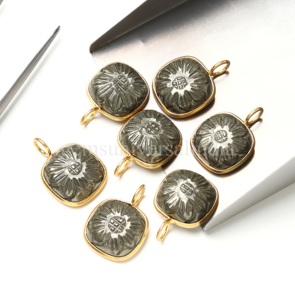 Colgante de flor tallada en pirita natural, chapado en oro vermeil, plata de ley 925, con gema de cristal curativo, joyería al por mayor - Product Image 2