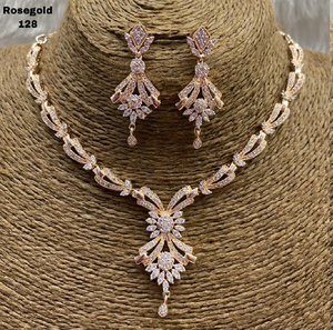 Collier en or rose chatoyant avec un pendentif floral en cascade élégant. Chic moderne, disponible à prix de gros. - Product Image 2