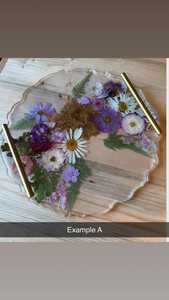 Plateau en résine fait main sur commande avec de vraies fleurs séchées et des poignées dorées modernes - Product Image 3