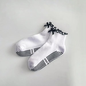 Chaussettes de Pilates personnalisées avec logo pour femmes, antidérapantes, à semelle intégrale avec points de grip, en coton, pour studio de yoga, avec sangles en ruban noir - Product Image 4