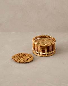 Posavasos artístico de ratán tejido a mano, perfecto para añadir un toque único hecho a mano a cualquier presentación de mesa de comedor o café. - Product Image 3