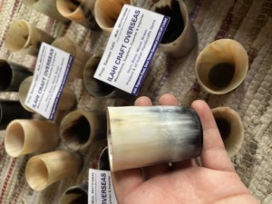 Copa de Cuerno de Búfalo Natural Pulida y Hecha a Mano de ILAHI, Diseño Animal Feng Shui, Estilo Vikingo, Ecológica - Product Image 1