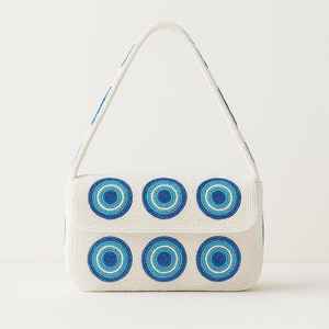 Bolso de hombro de tela con solapa, con cuentas de ojo turco blancas y círculo azul, para mujer, ideal para fiestas, verano y playa, a bajo precio. - Product Image 1