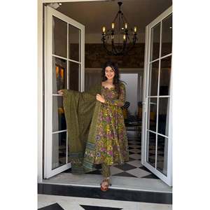 Hermoso conjunto de traje Dupatta y parte superior inferior para mujer con estampado digital para fiestas - Product Image 2