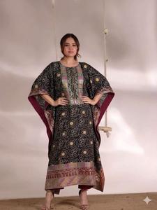 Ropa de Diseñador para Mujer al por Mayor, Hecha en Pakistán Directamente de Fábrica, Calidad Premium, Lujosa, Formal, Bordada, para Boda - Product Image 3