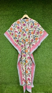 Kaftan en coton écologique imprimé à la main pour femme, motif floral coloré, col en V, taille à cordon, manches courtes, idéal pour les vacances d'été et les tenues de plage. - Product Image 5