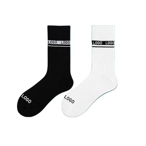 Chaussettes de cheville en coton personnalisées de haute qualité pour hommes et jeunes, respirantes, absorbant la transpiration, avec logo sur le bas, fabriquées par un fabricant OEM - Product Image 1