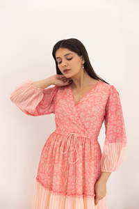 Vestido midi rosa de gasa con cuello en V, dobladillo escalonado, manga abullonada tres cuartos, estilo A, con lazo, estilo bohemio casual de verano - Product Image 2