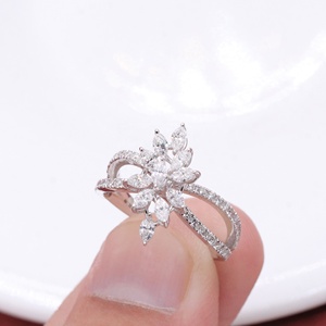 Anillo de oro blanco de 18k con diamantes marquesa naturales y diseño floral de tallo dividido, al por mayor, Memoria Jewels - Product Image 4