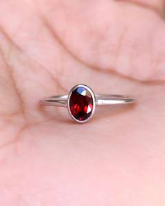 Anillo Solitario Clásico Rhaya Jewels de Plata de Ley 925 con Baño de Rodio y Granate de Corte Ovalado con Microincrustaciones en Bisel - Product Image 3
