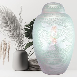 Urne funéraire haut de gamme en laiton de qualité supérieure, entièrement gravée avec des oiseaux en vol et un motif floral en bleu-vert. - Product Image 3