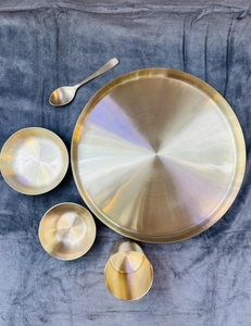 Service de table de luxe rond en métal bronze 24 pièces avec finition dorée en relief, écologique, durable et compatible lave-vaisselle - Product Image 5