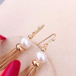Boucles d'oreilles populaires en perles d'eau douce 5-6 mm avec longs pendentifs en forme de pompon, plaquées or 14 carats - Product Image 1