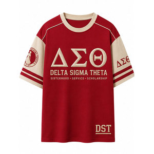 T-shirt Raglan Rouge pour Homme Delta Sigma Theta 1913, Col Rond Imprimé, Coton Jersey Décontracté, Coupe Oversize avec Bordure Crème et Logo - Product Image 2