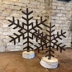 Decoraciones navideñas de copos de nieve metálicos estilo vintage hechas a mano sobre base de abedul - Product Image 6
