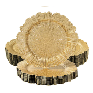 Plato de cobre texturizado con diseño de estrella radiante, borde ondulado orgánico y aspecto audaz. Muy disponible a precio de mayorista ahora. - Product Image 1