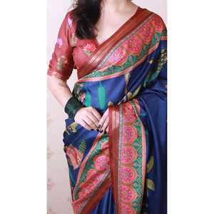 ผ้าไหมทัสซาร์สีน้ำเงินเข้มพิมพ์ลายดั้งเดิมแบบอีลิทวีฟส์ พร้อมผ้าคลุมไหล่ทอลายซารีอย่างหรูหรา น้ำหนัก 450 กรัม - Product Image 5