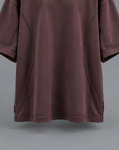 เสื้อยืดโอเวอร์ไซส์คอกลมแขนสั้นสีแดงเลือดหมูสำหรับผู้ชาย ตัดเย็บแบบแผงต่อผ้าสไตล์สตรีทแวร์ - Product Image 3